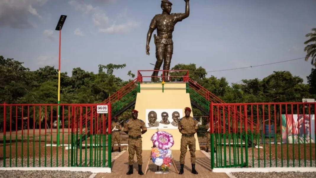 Des militaires se tiennent prÃ¨s de la statue de Thomas Sankara lors de la cÃ©rÃ©monie du 35e anniversaire de l'assassinat de Thomas Sankara, Ã  Ouagadougou, le 15 octobre 2022.