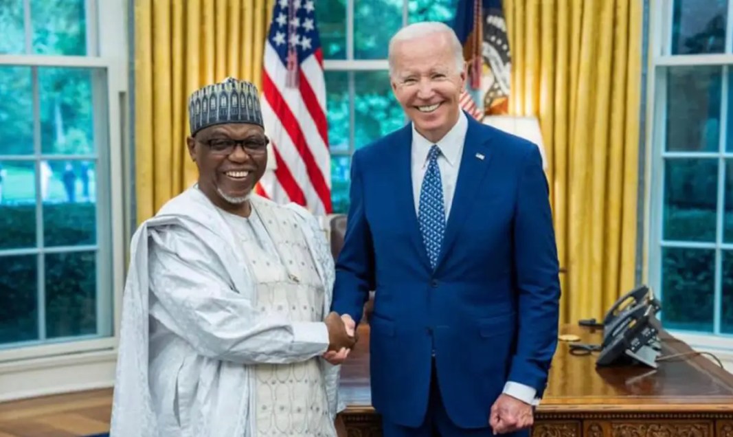 Mamadou Kiari Liman-Tinguiri, ex-ambassadeur du Niger aux Etats-Unis et le Président américain Joe Biden.
