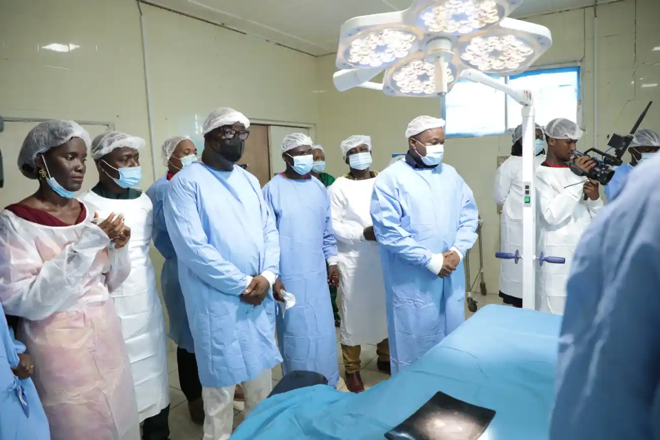 Remise de Don Hopital de BOMI, LIBERIA