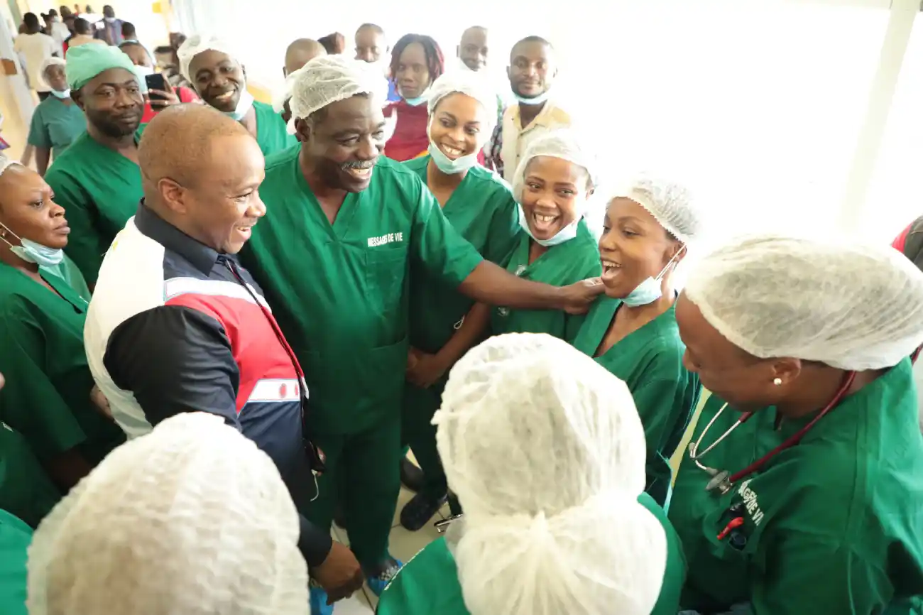 Remise de Don Hopital de BOMI, LIBERIA