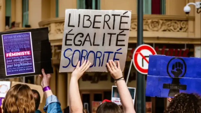 France: l’interruption volontaire de grossesse désormais inscrite dans la Constitution