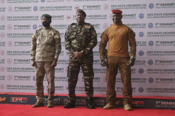 Le général Abdourahamane Tiani du Niger (centre), le colonel Assimi Goïta du Mali (à gauche) et le capitaine Ibrahim Traoré (à droite) du Burkina Faso au 1er sommet des dirigeants de l'Alliance des Etats du Sahel (AES), le 6 juillet 2024