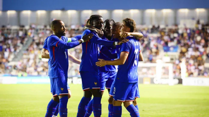 L'Ã©quipe de France olympique signe un large succÃ¨s face Ã  la RÃ©publique dominicaine (7-0), jeudi 11 juillet Ã  Toulon. | PHOTO : CLÃ‰MENT MAHOUDEAU / AFP