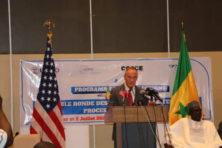 Lâ€™ambassadeur Michael Raynor lors de la Table Ronde des Parties Prenantes au Processus Ã‰lectoral le 01 juillet 2024 Ã  Dakar