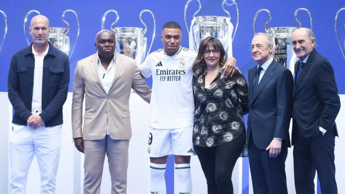 Kylian MbappÃ© lors de sa prÃ©sentation au Santiago Bernabeu