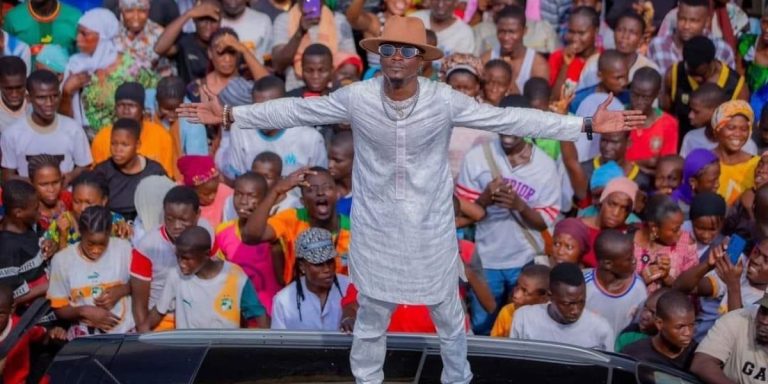 Côte d’Ivoire : Debordo Leekunfa atteint plus d’un million de vues pour son clip « Djeneba Djaba »