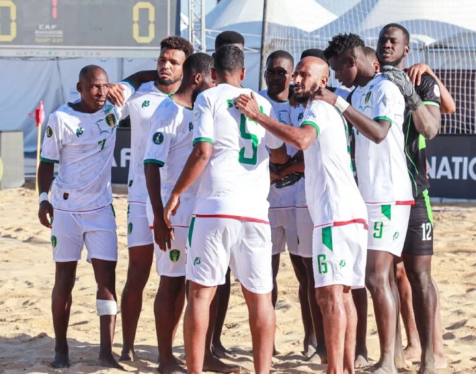 Des joueurs mauritaniens célèbrent leur qualification pour les demi-finales de la CAN Beach Soccer 2024