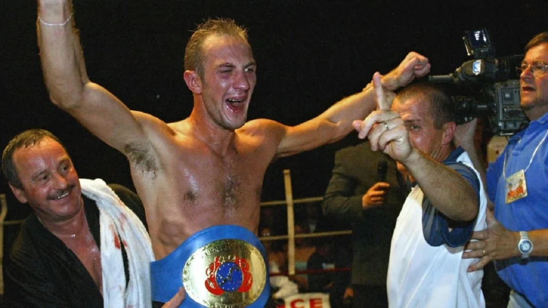 Thierry Jacob manifeste sa joie, le 18 octobre 2003 Ã  Calais, aprÃ¨s y avoir remportÃ© la ceinture de champion de lâ€™Union europÃ©enne catÃ©gorie welters en venant Ã  bout de lâ€™Italien Antonio Lauri, ancien dÃ©tenteur du titre. - AFP