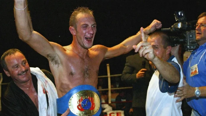 Thierry Jacob manifeste sa joie, le 18 octobre 2003 à Calais, après y avoir remporté la ceinture de champion de l’Union européenne catégorie welters en venant à bout de l’Italien Antonio Lauri, ancien détenteur du titre. - AFP