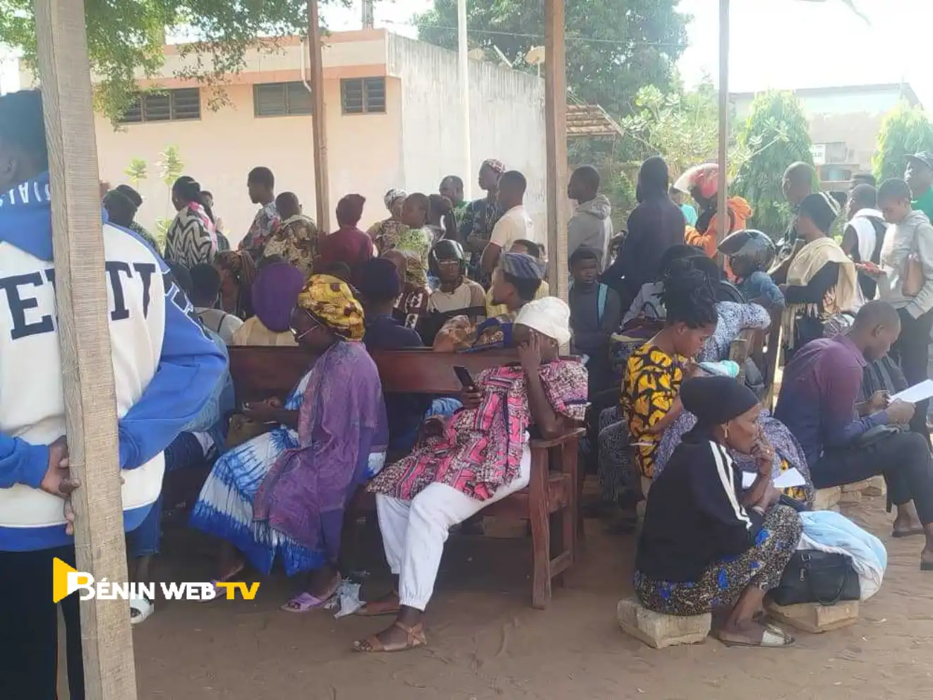 Des Usagers de l'ANIP attendant la correction de leurs données aÌ€ la Mairie d'Abomey-Calavi