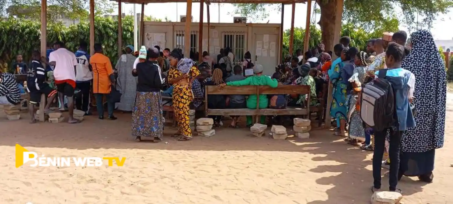 Des Usagers de l'ANIP attendant la correction de leurs données aÌ€ la Mairie d'Abomey-Calavi