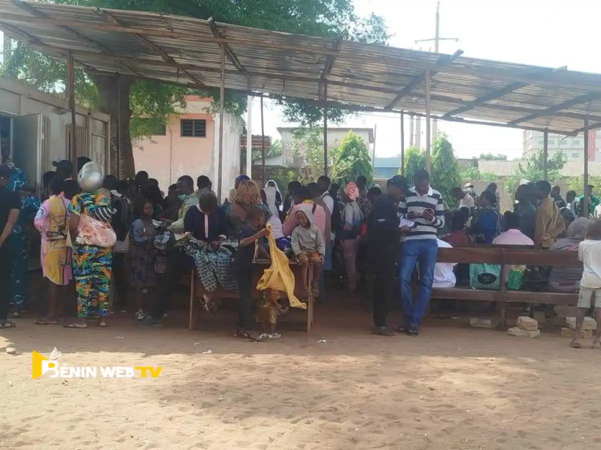 Des Usagers de l'ANIP attendant la correction de leurs données aÌ€ la Mairie d'Abomey-Calavi