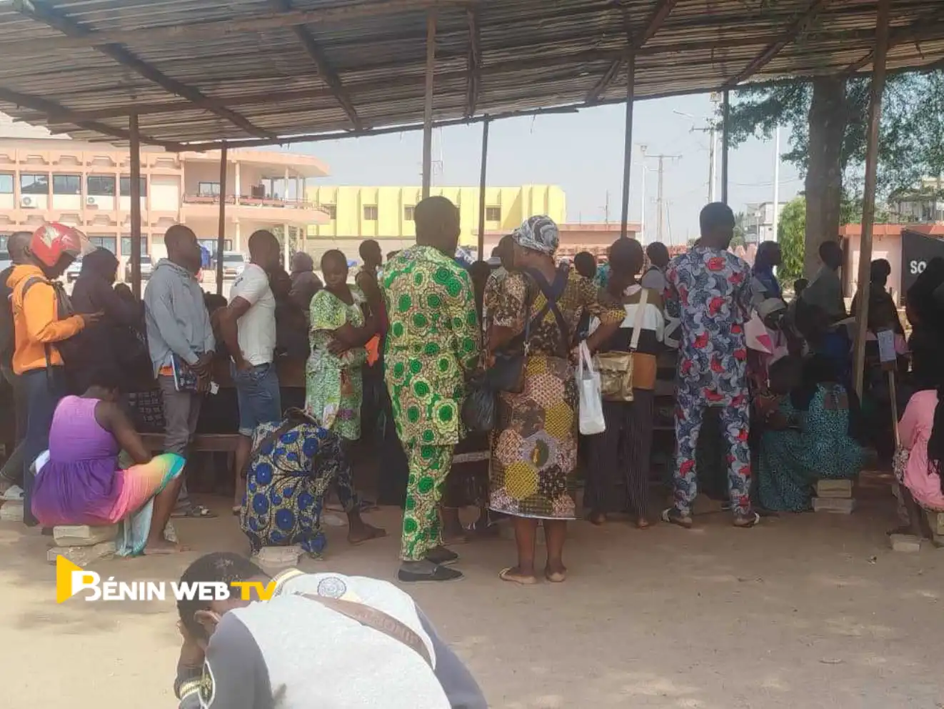 Des Usagers de l'ANIP attendant la correction de leurs données aÌ€ la Mairie d'Abomey-Calavi