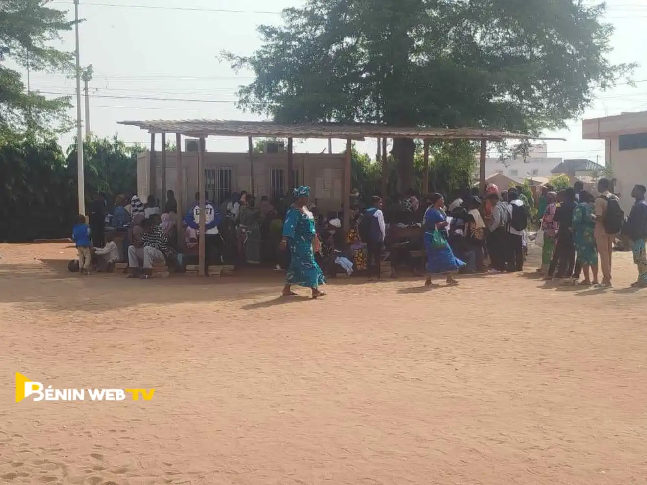 Des Usagers de l'ANIP attendant la correction de leurs données aÌ€ la Mairie d'Abomey-Calavi