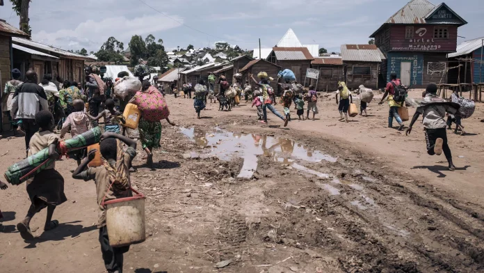 Les habitants de Bambo, dans l'est de la RÃ©publique dÃ©mocratique du Congo, fuient alors que le M23 attaque la ville, le 26 octobre 2023 @ALEXIS HUGUET _ AFP