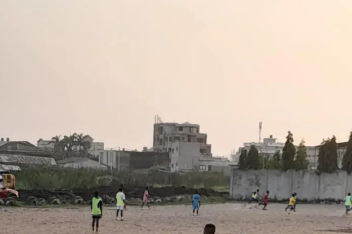 Des jeunes qui jouent au foot sur un terrain vague du 10 arrondissement