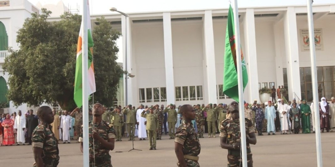 Le drapeau de l'AES hissé à la Présidence du Niger