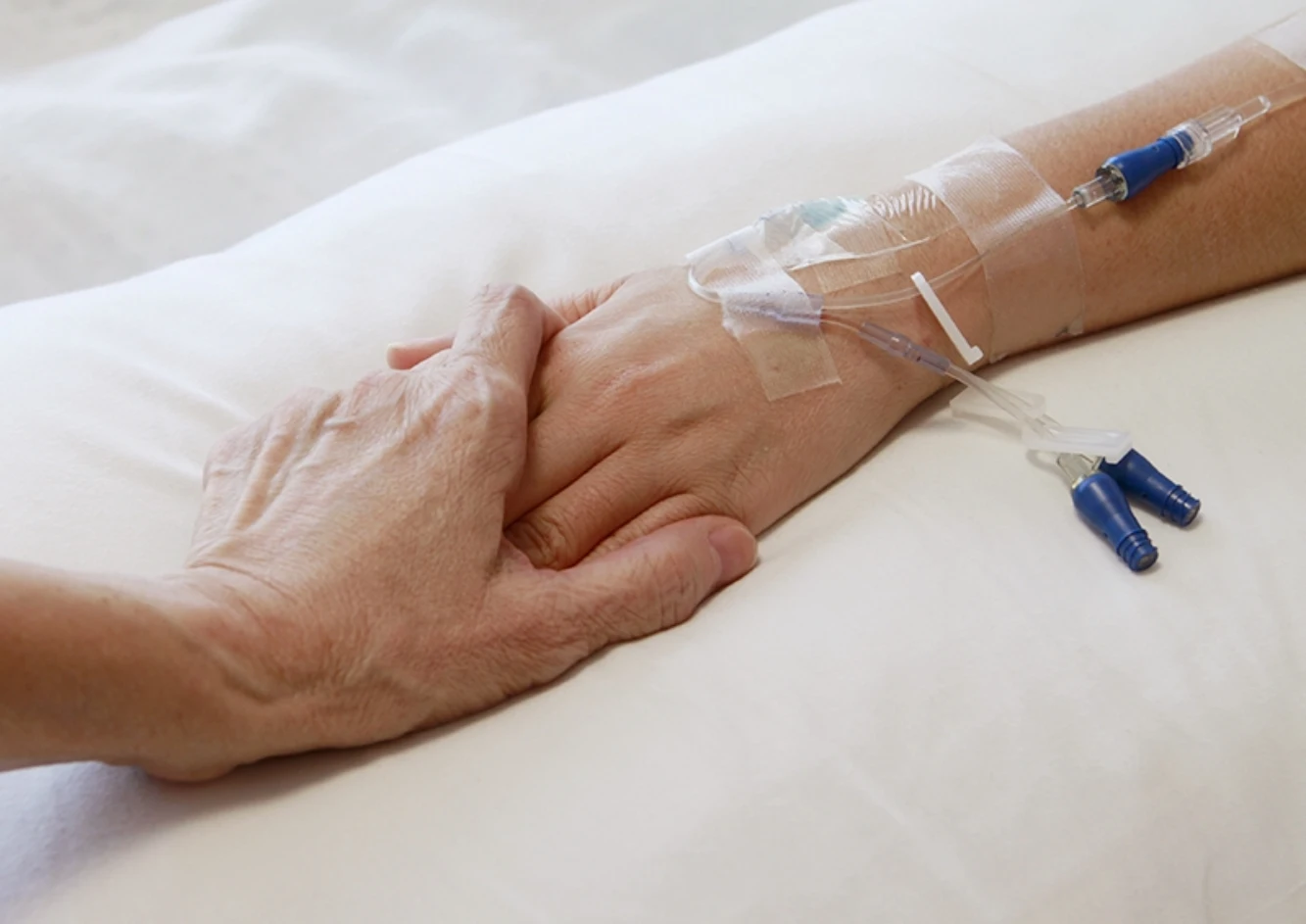 Patient à l'hôpital discutant du droit à l'aide à mourir, ambiance de santé et de soutien.