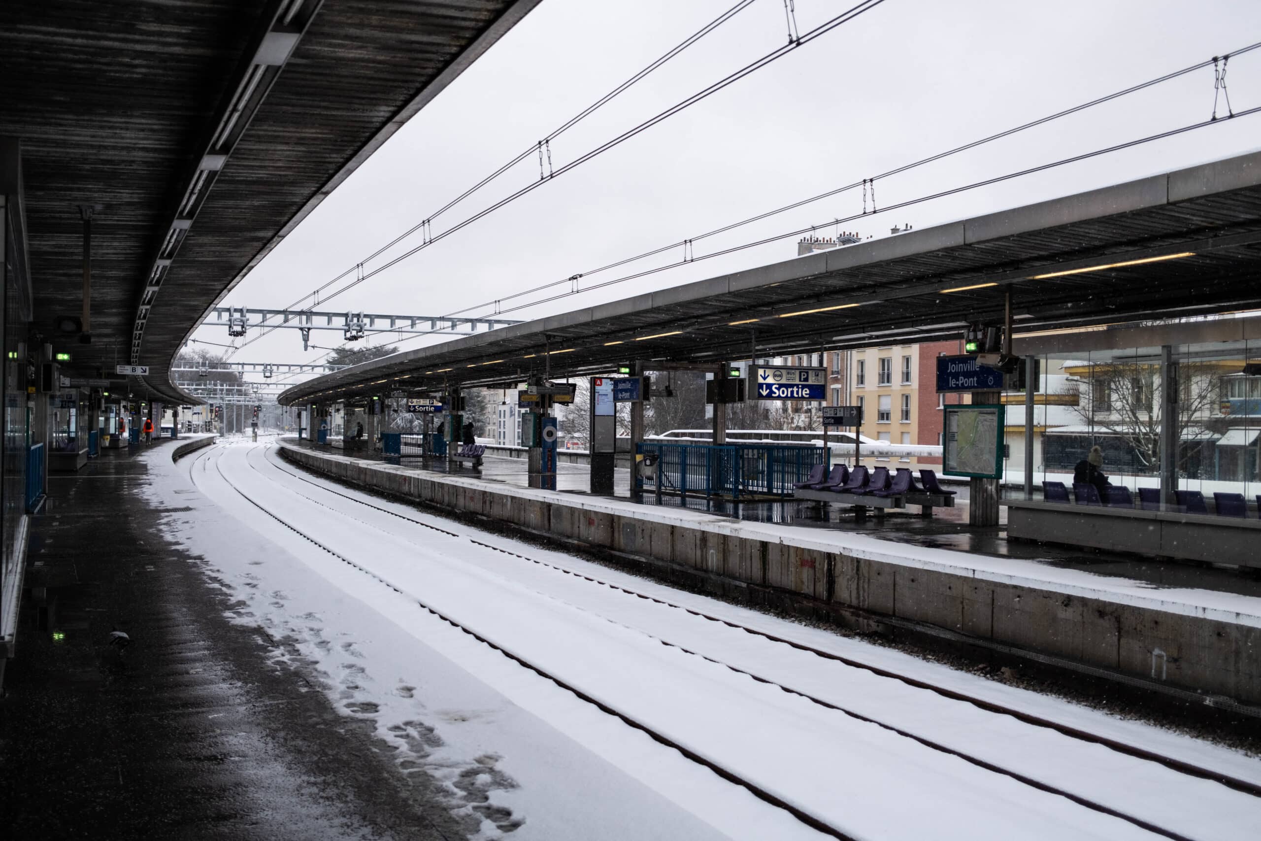 Suicide de Camélia : victime de harcèlement scolaire, une adolescente de 17 ans se tue en descendant sur les rails du RER