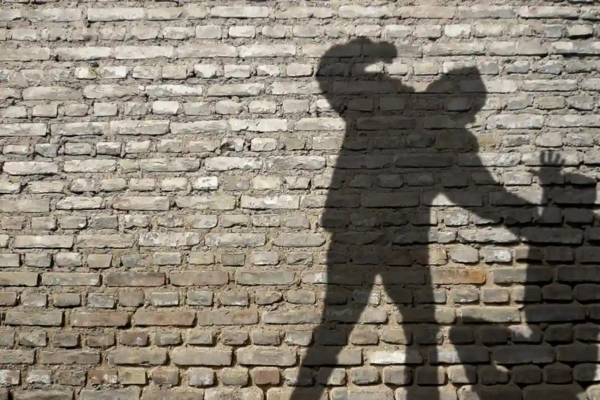 Deux hommes étaient en train de frapper un troisième individu au sol à Maromme, près de Rouen (Seine-Maritime), quand la police est arrivée sur les lieux, mardi 10 octobre 2017, vers 22h. (©Adobe-stock/illustration)