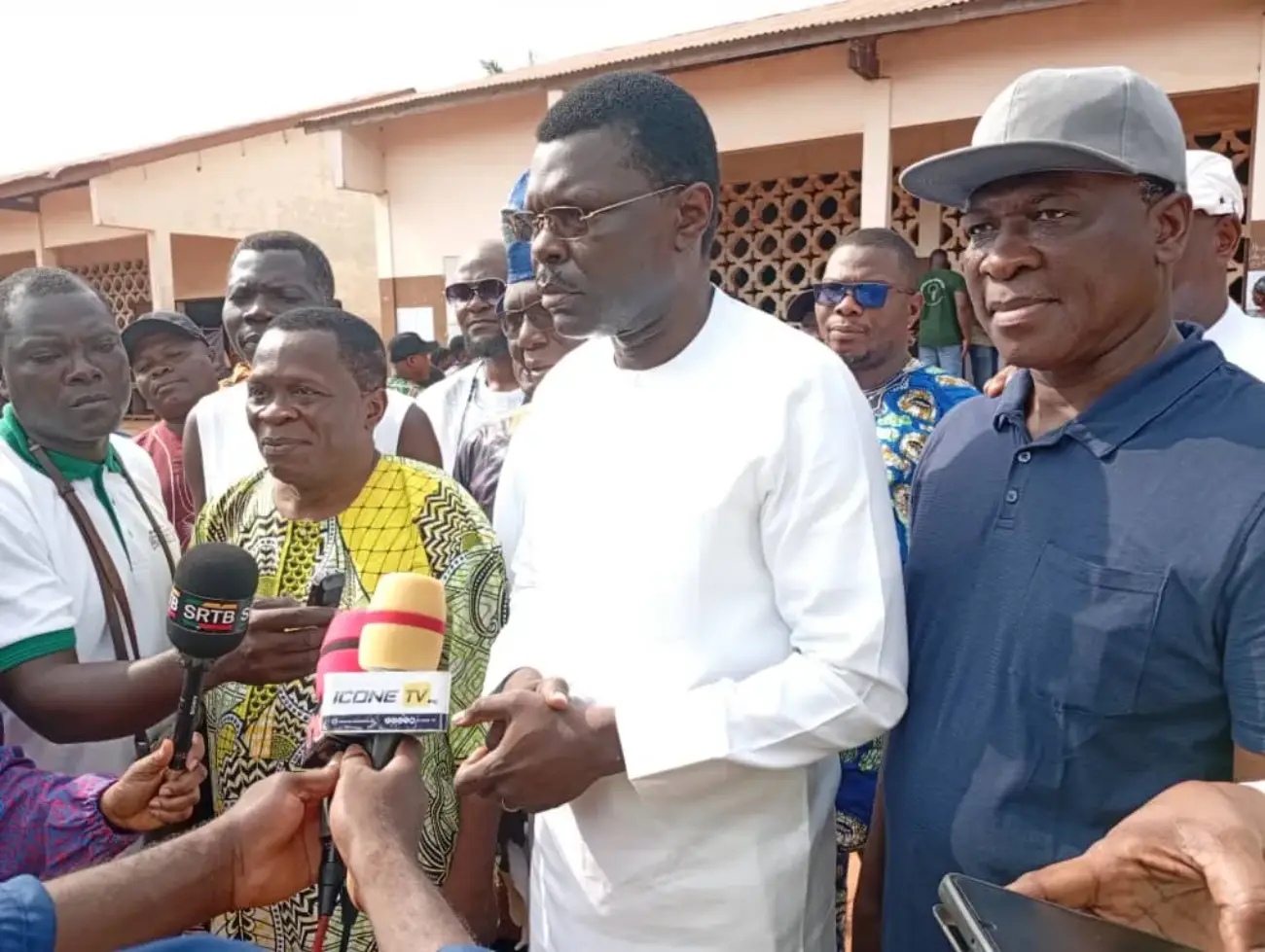 Joseph Djogbénou vote à Abomey et salue la forte mobilisation