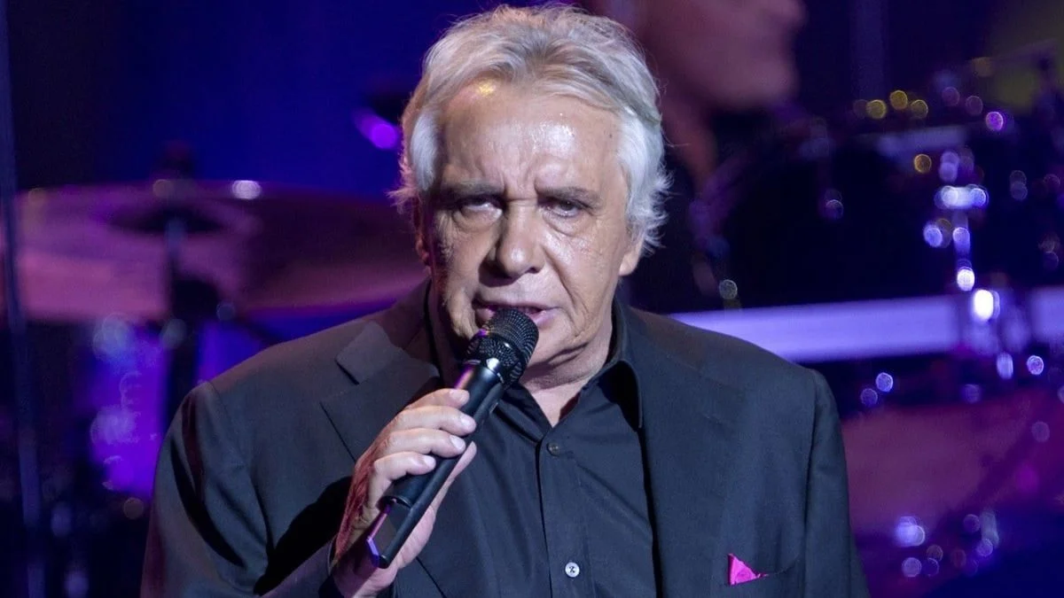 Michel Sardou (79 ans) gaga devant la mini-jupe et les cuissardes de cette chanteuse