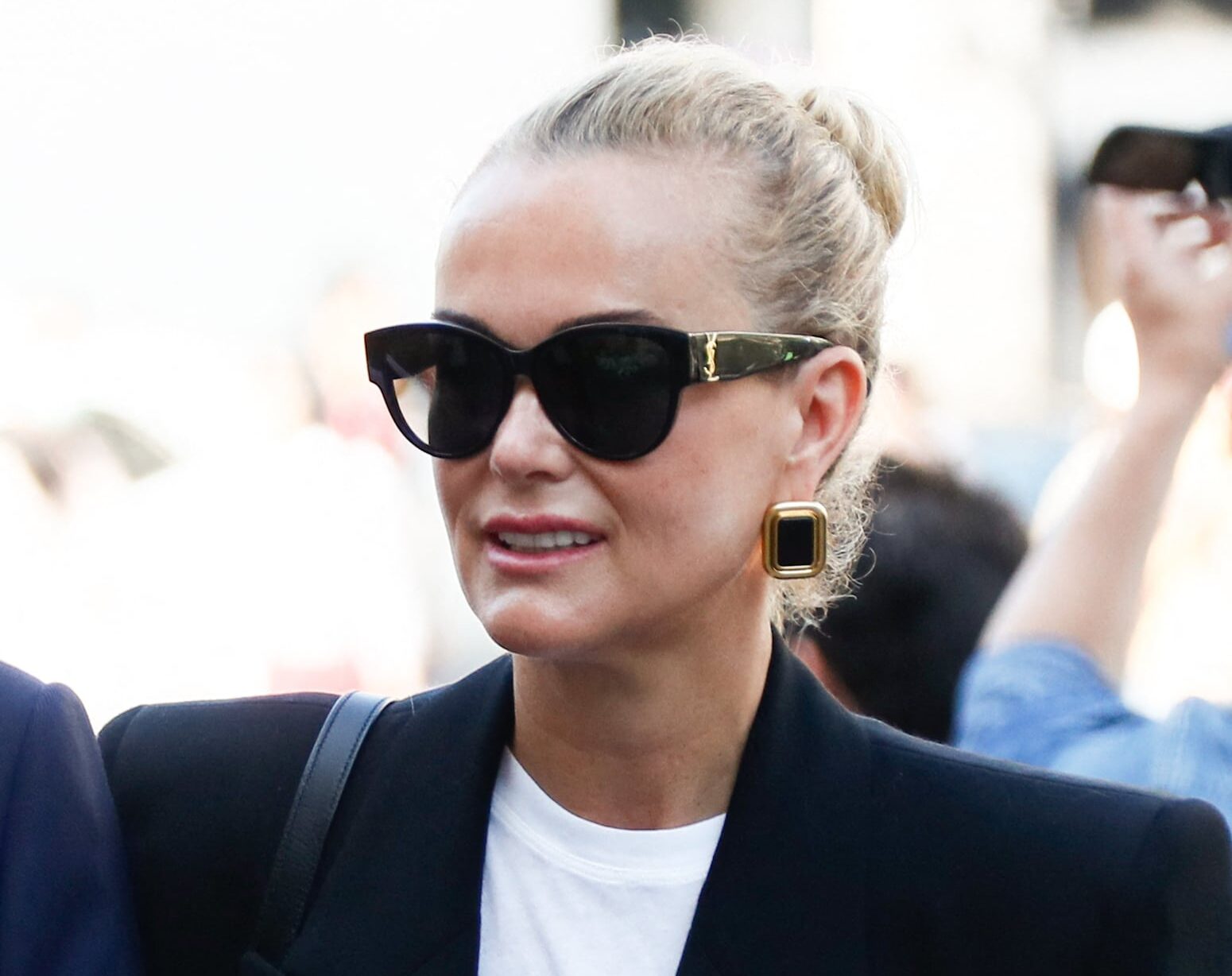 "Un trou dans la poitrine", Laeticia Hallyday touchée en plein cœur : l’histoire d’amour vire au drame