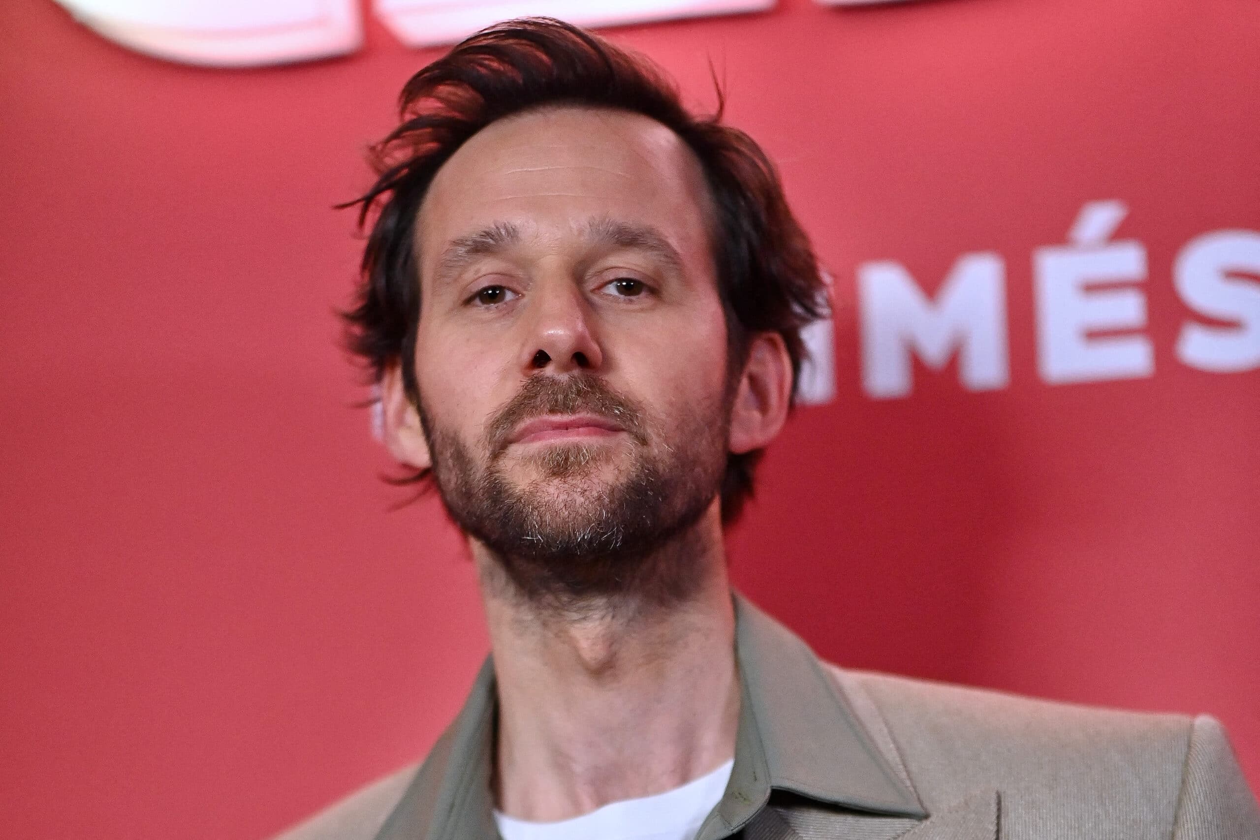 Benjamin Lavernhe : "écoeuré" et "horrifié", l’interprète de l’Abbé Pierre se lâche
