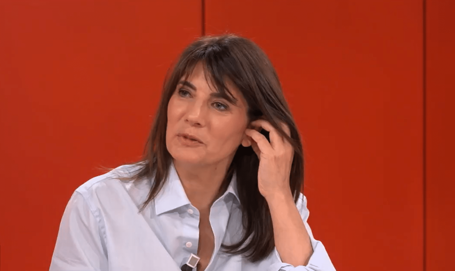 "L'oreille est devenue noire" : Estelle Denis, son terrible accident sur le plateau d'Arthur