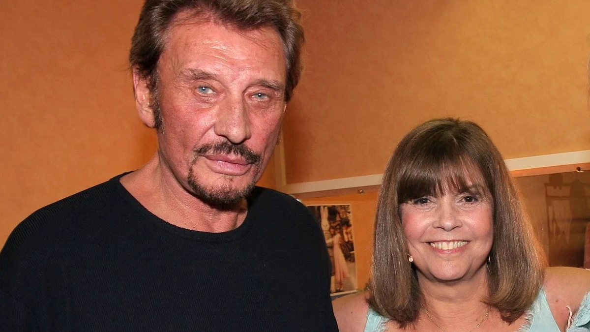 Copine avec Johnny Hallyday, Chantal Goya balance sur leur relation sous le même toit : “Dans le lit…”