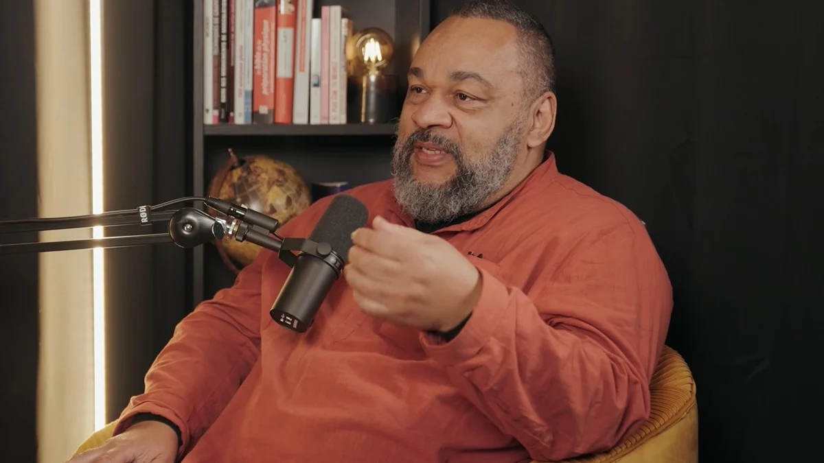 Dieudonné, humoriste controversé et condamné, fustige son “bracelet électronique”
