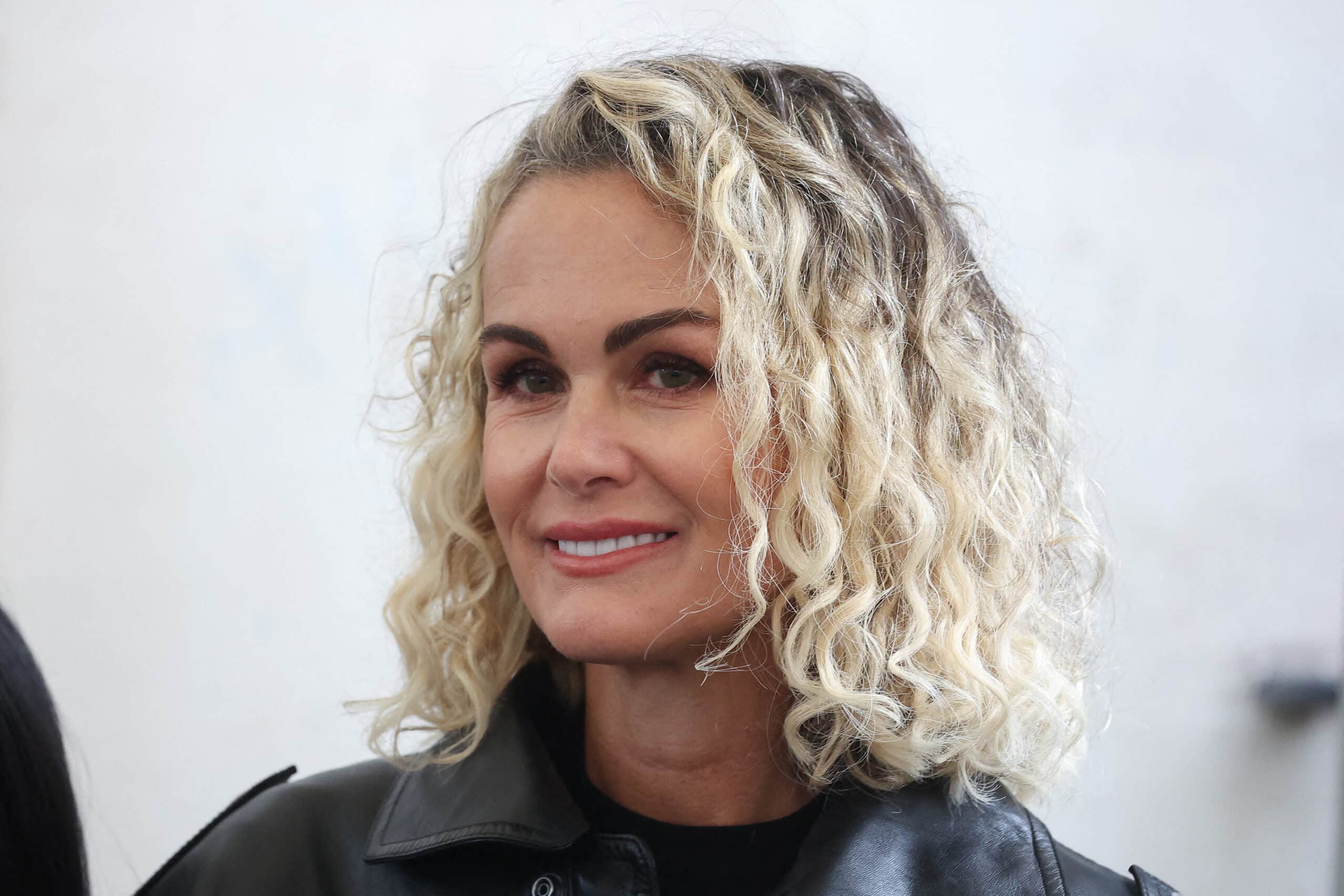 Laeticia Hallyday : après la vente de la Savannah, à Marnes-la-Coquette, elle met le cap vers Paris, mais pas à l’endroit où on l’attendait