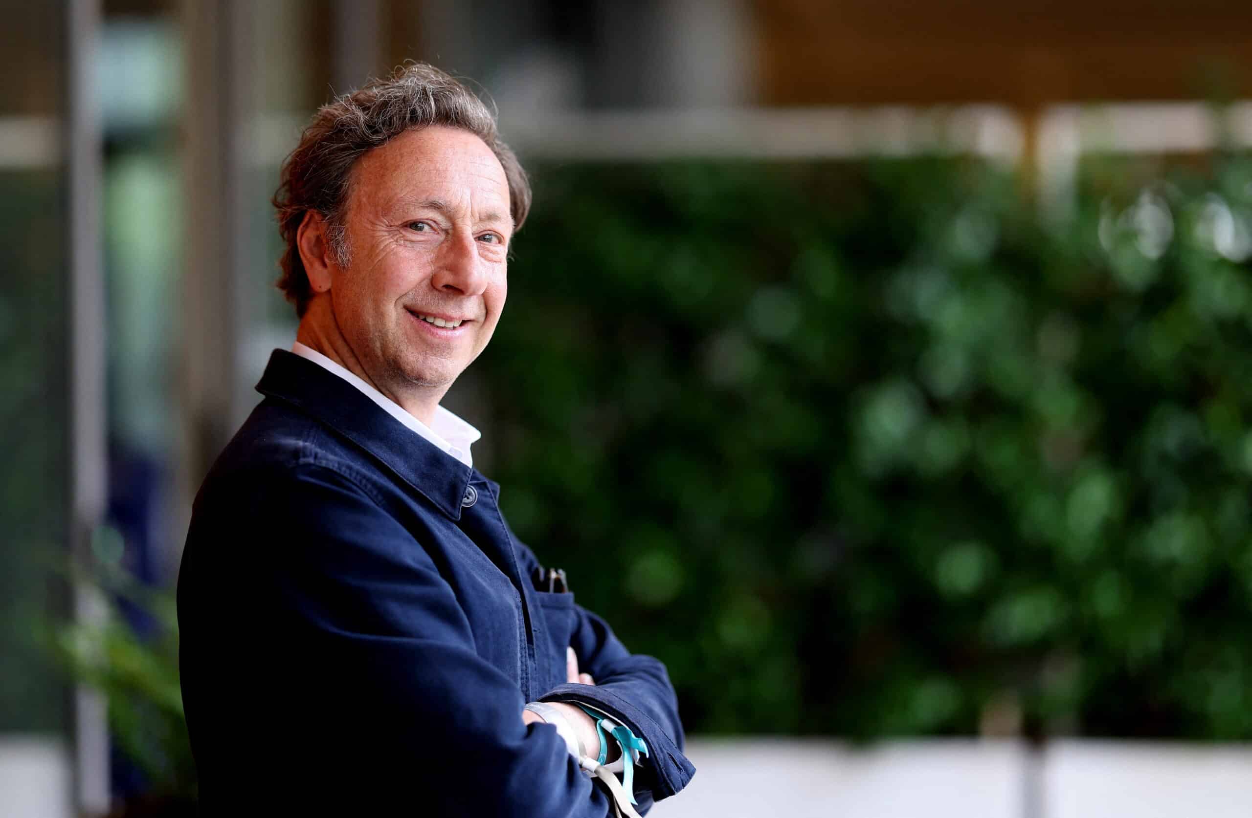 Stéphane Bern : pour s’offrir et restaurer le collège militaire de Thiron-Gardais, il a sacrifié cette maison en Grèce