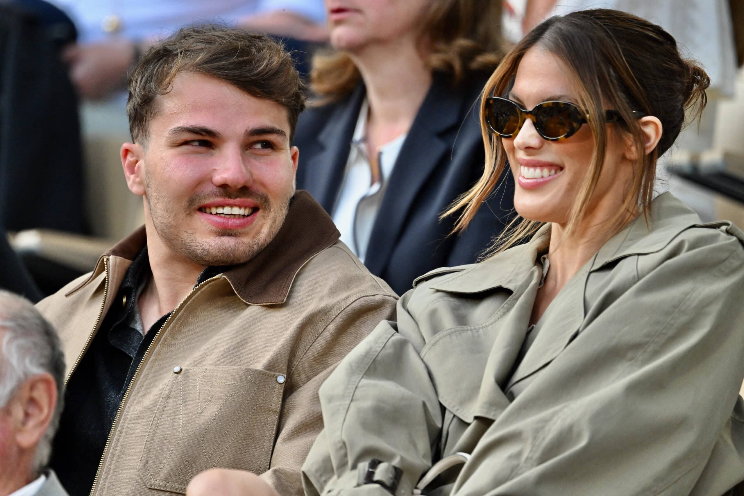 Iris Mittenaere et Antoine Dupont : larmes et tendre étreinte pour le duo après la victoire du XV de France au tournoi des 6 Nations