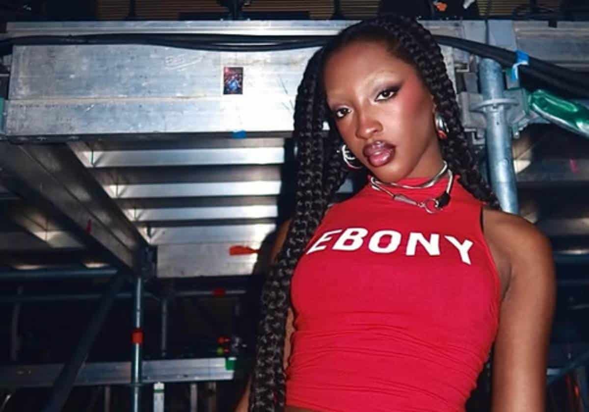 "Votez à gauche" : Ebony (Star Academy), la chanteuse de 21 ans lance un appel aux votes