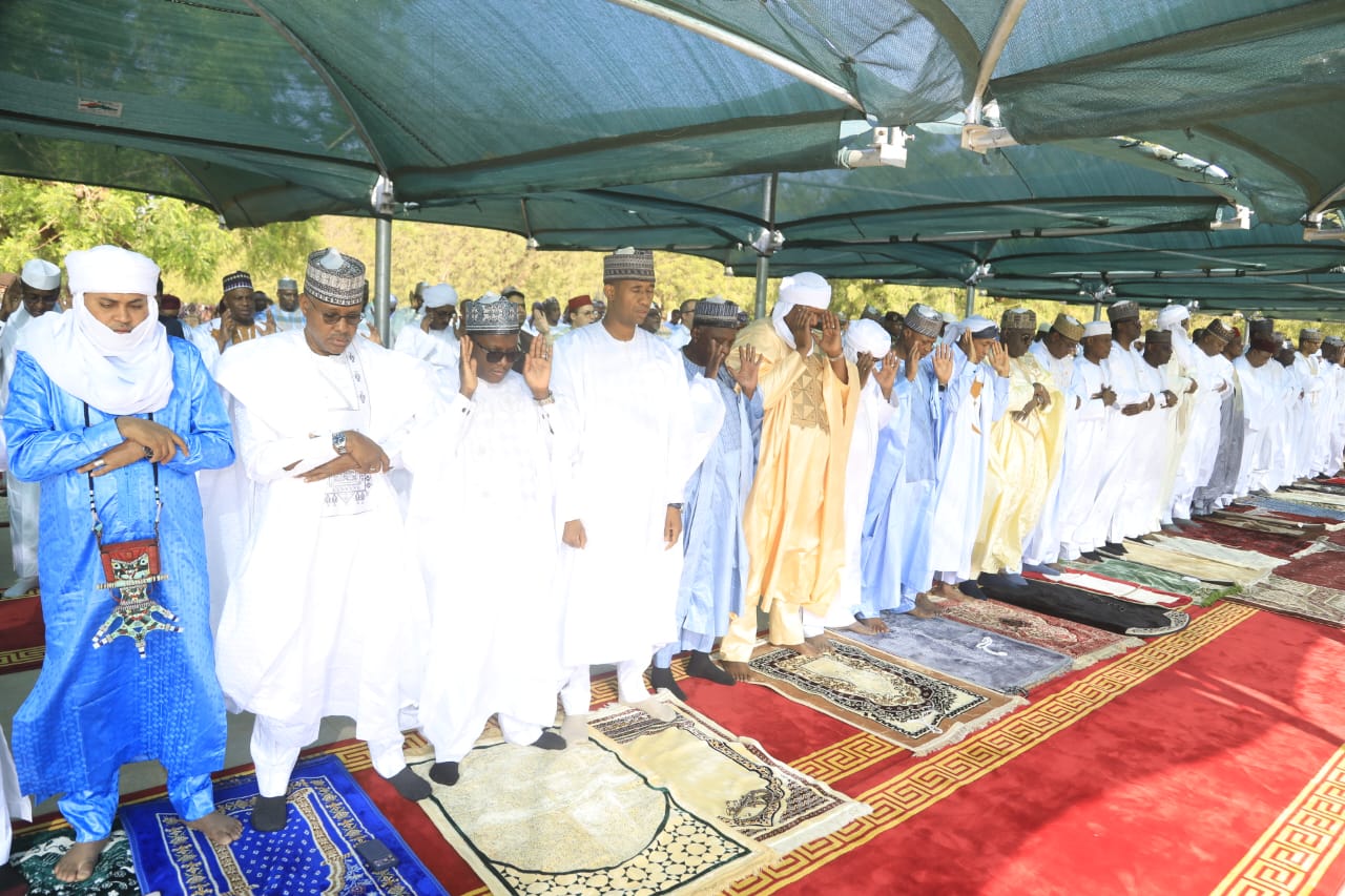 le Chef de l’État accomplit la prière à la Mosquée de grandes prières de Niamey – Le Sahel