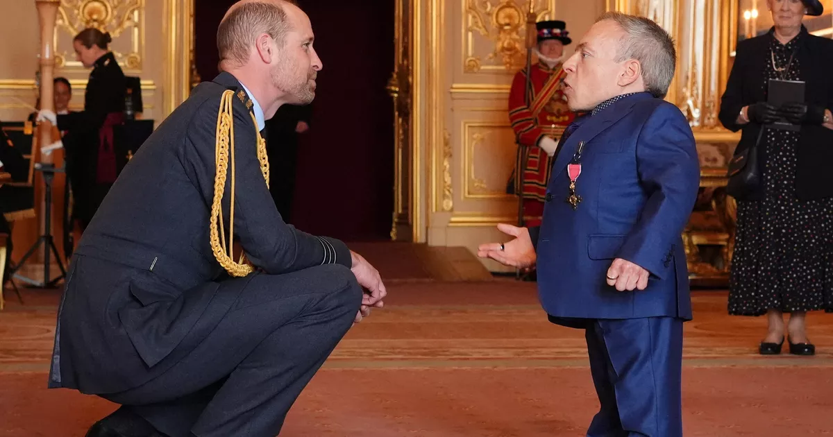 le formidable acteur Warwick Davis (Harry Potter, Star Wars) décoré par le prince William