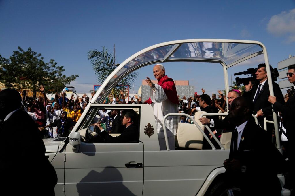 Le pape Léon XIV salue la foule après son arrivée à Luanda, en Angola, le samedi 18 avril 2026, sixième jour de sa visite pastorale de onze jours en Afrique.