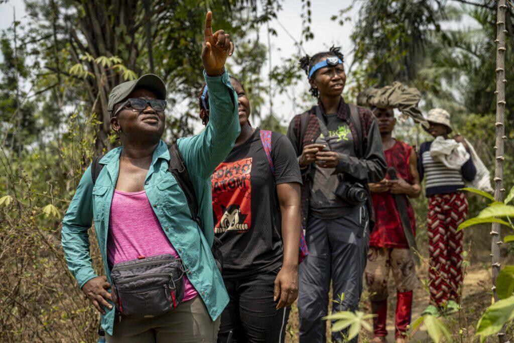 Iroro Tanshi et les membres de son équipe installent des pièges à chauves-souris à Odukpani, dans l'État de Cross River au Nigeria.
