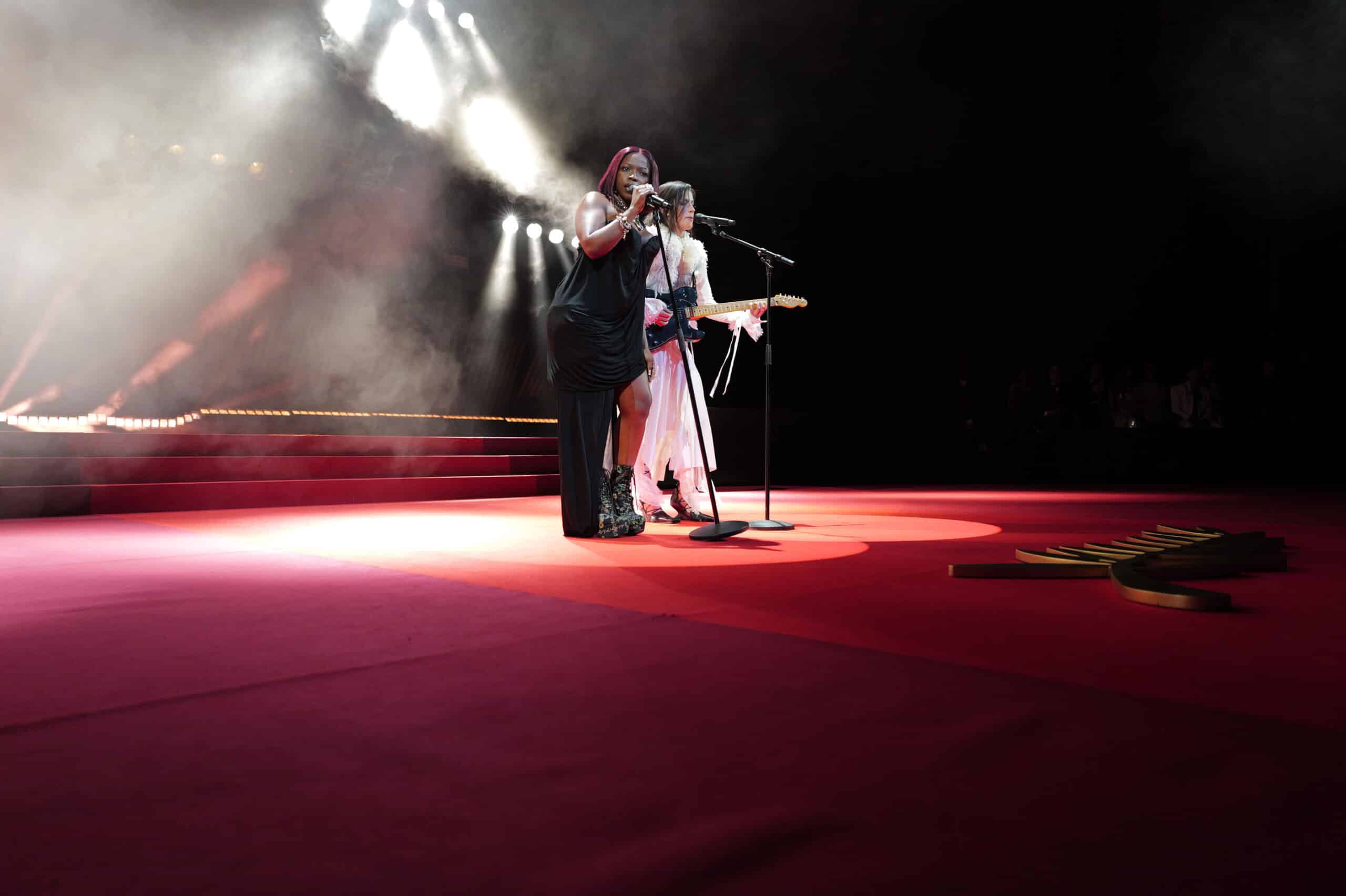 "Quel massacre", "le karaoké des Flots Bleus" : Cannes 2026, Theodora incendiée par les internautes après sa reprise des Beatles