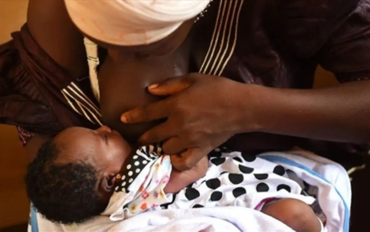 Une mère allaitant son enfant