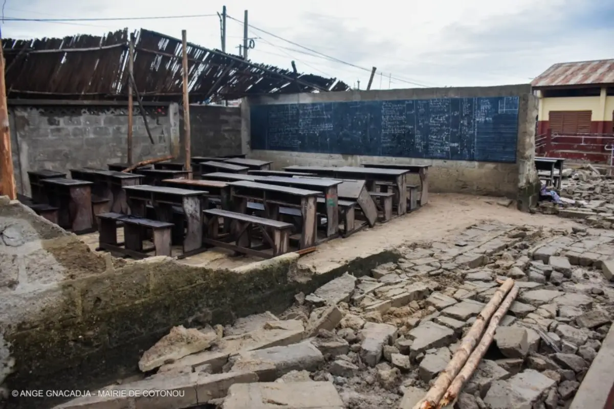 Un pan du bâtiment principal de l'École primaire publique Yénawa-Daho s'est effondré dans la matinée du vendredi 8 mai 2026, sous l'effet de fortes pluies et de rafales de vent, blessant sept élèves et un enseignant.