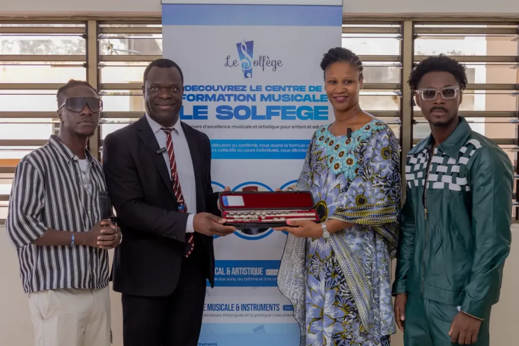 Le Consul du Bénin à Liège, le Dr Benoît Akando appuie Le Solfège Bénin avec un don d’instruments