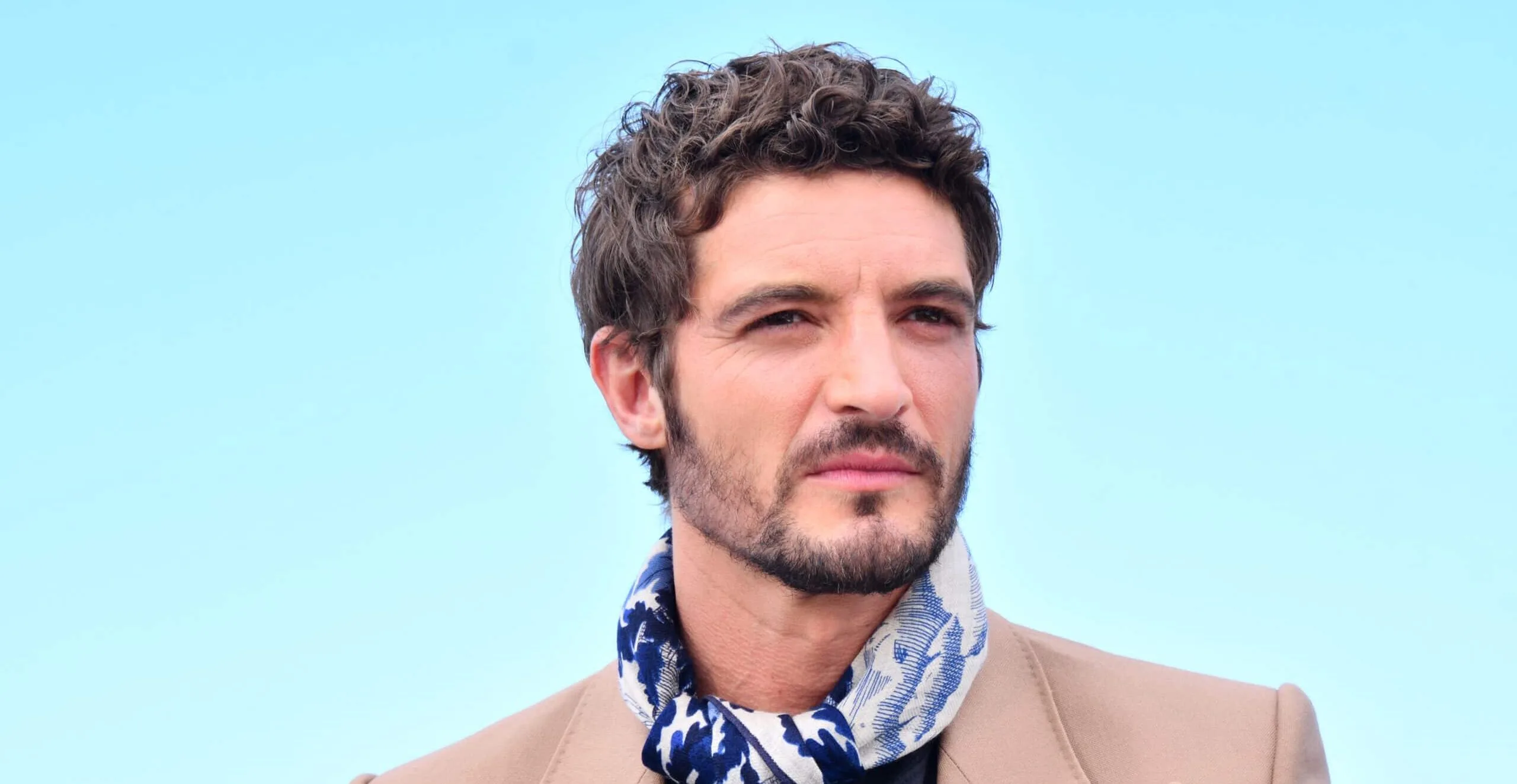 "Il y a des zones d’ombre" : Niels Schneider, le compagnon de Virginie Efira donne un avis tranché sur l'affaire Patrick Bruel
