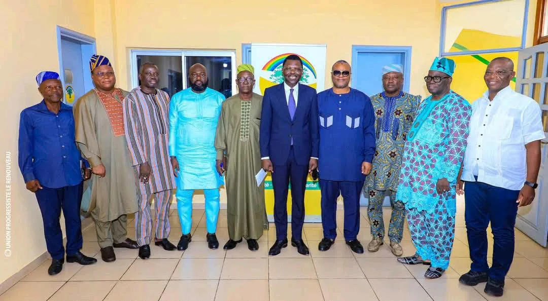 Joseph Djogbénou avec une délégation de la FCBE