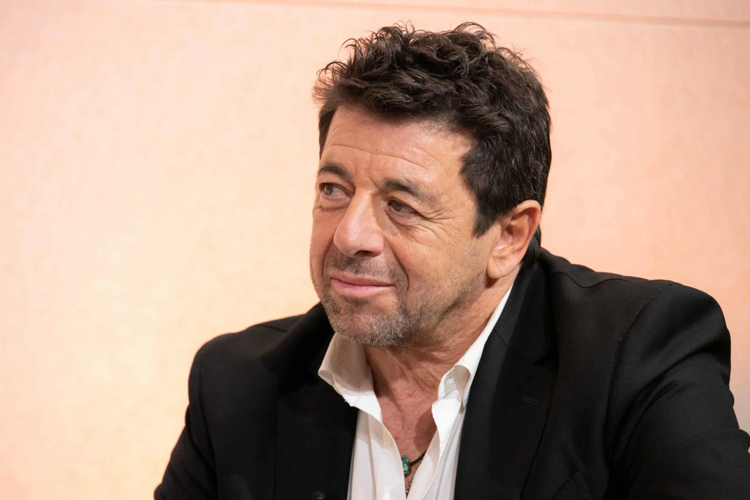 "Il n'a pas l'intention de se laisser faire" : placé en garde à vue, Patrick Bruel serait dans "un état de rage"
