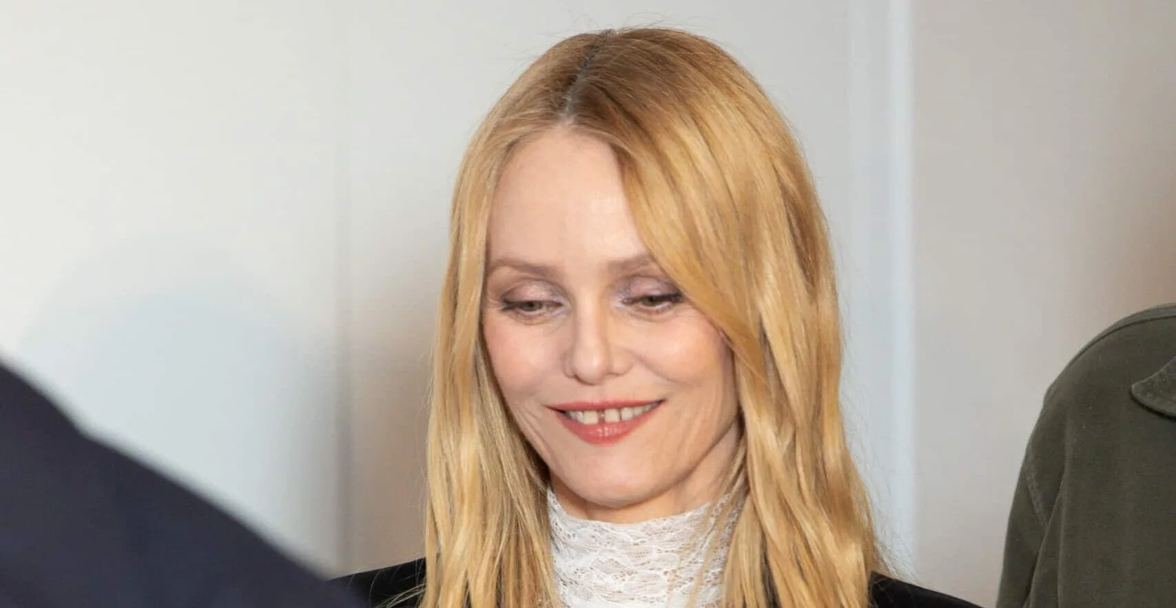 Vanessa Paradis fond en larmes à la télé, sa visite dans "un lieu avec des bons fantômes" lui a valu un gros moment de craquage