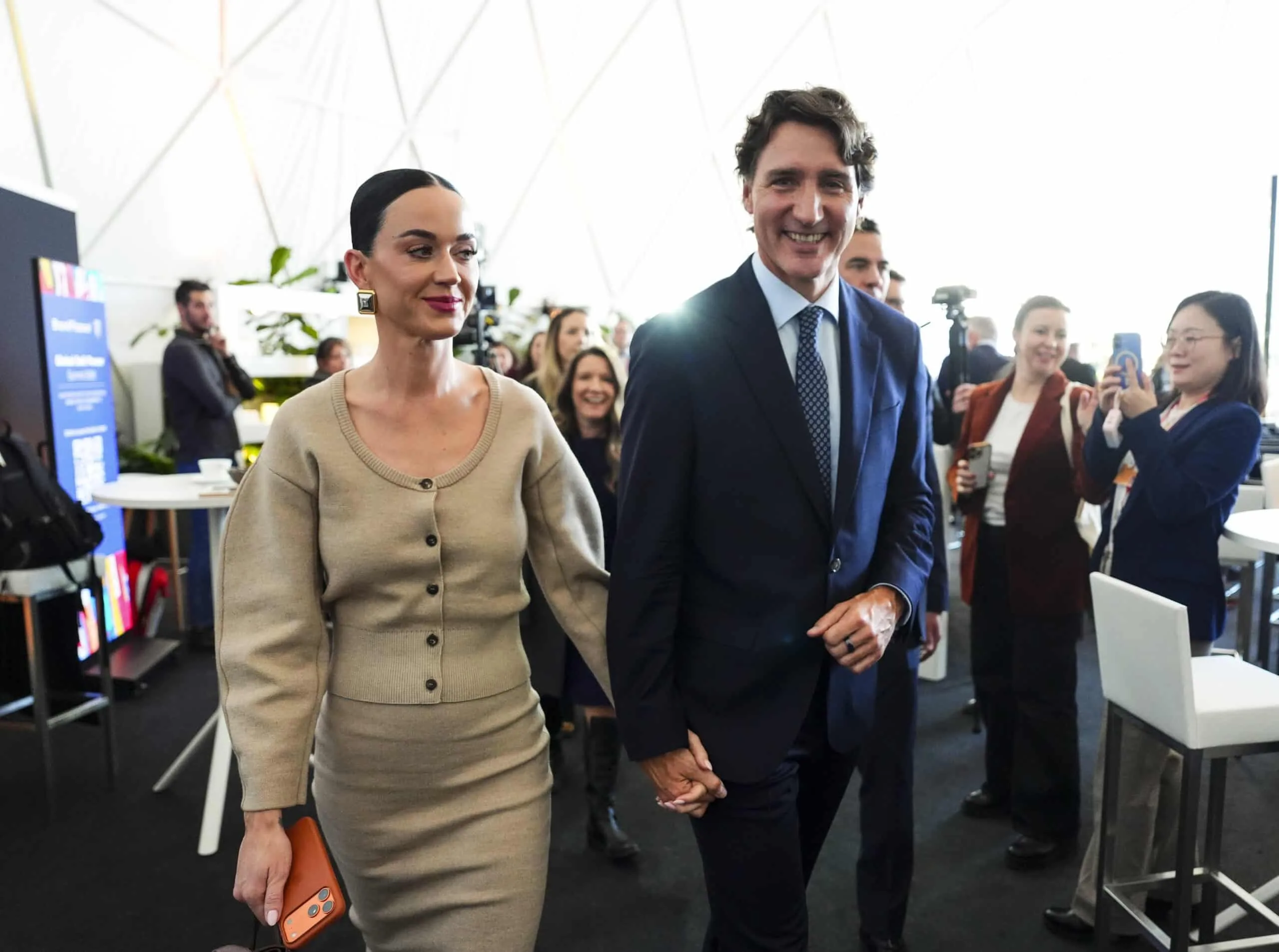 Katy Perry et Justin Trudeau : cette main aux fesses sur le tapis rouge d’un gros événement dérange