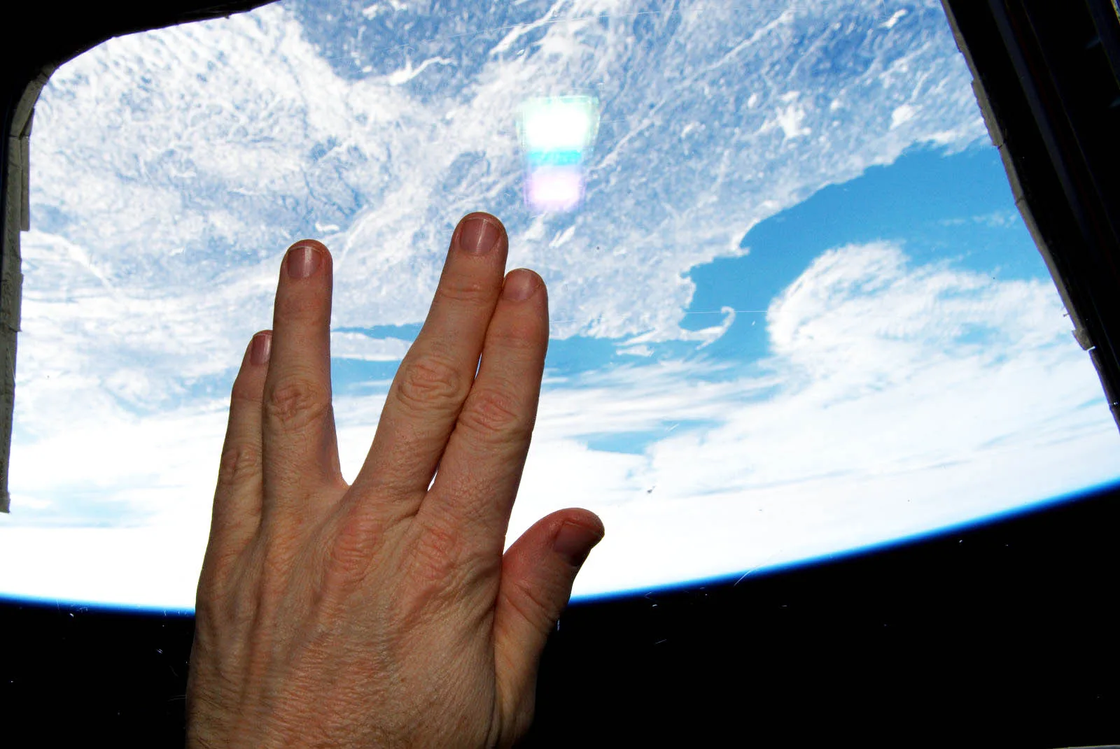 Un astronaute réalise le salut vulcain depuis la Station spatiale internationale