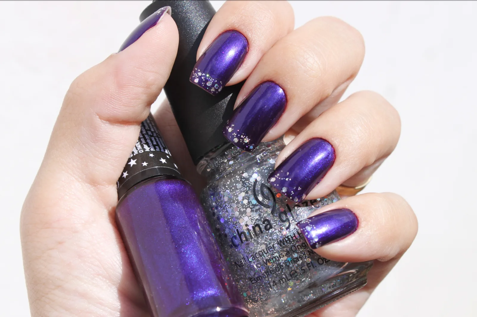 Manucure irisée violette, illustration de la tendance sunglass nails